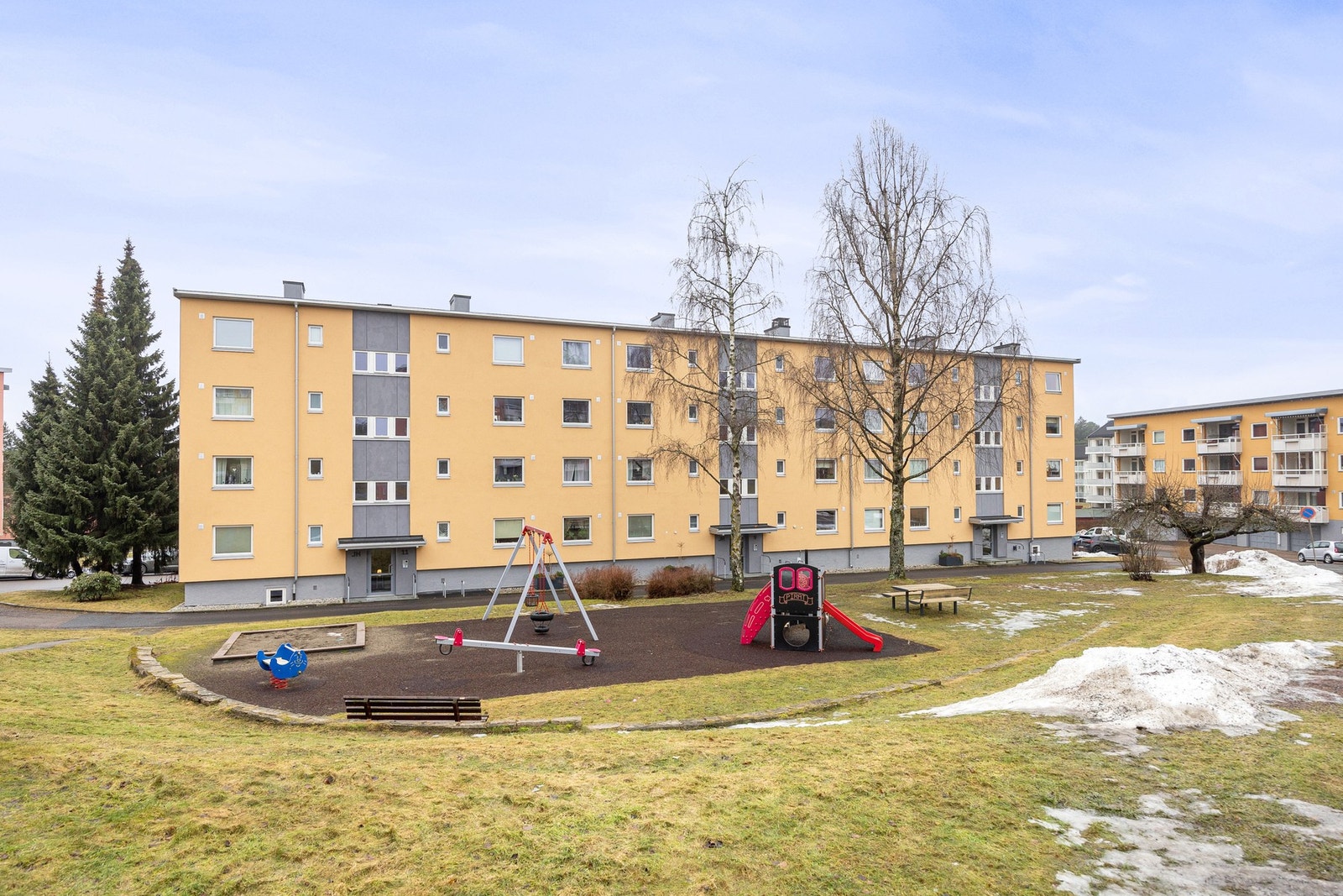 Pent opparbeidet uteområde med aktivitetsmuligheter for barn. Galleribilde