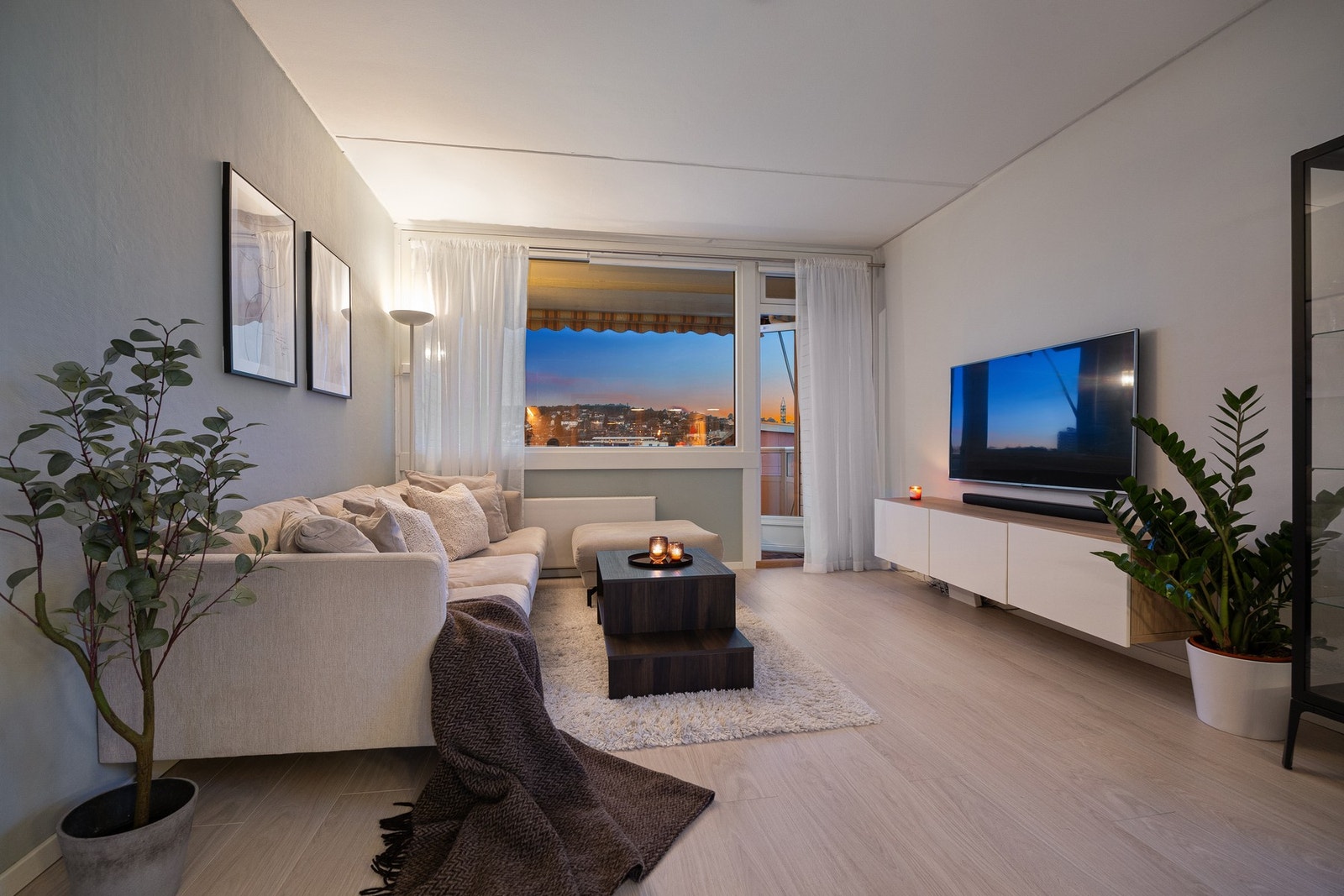 Fyring, varmtvann og kabel-TV/internett er inkludert i felleskostnadene. Galleribilde