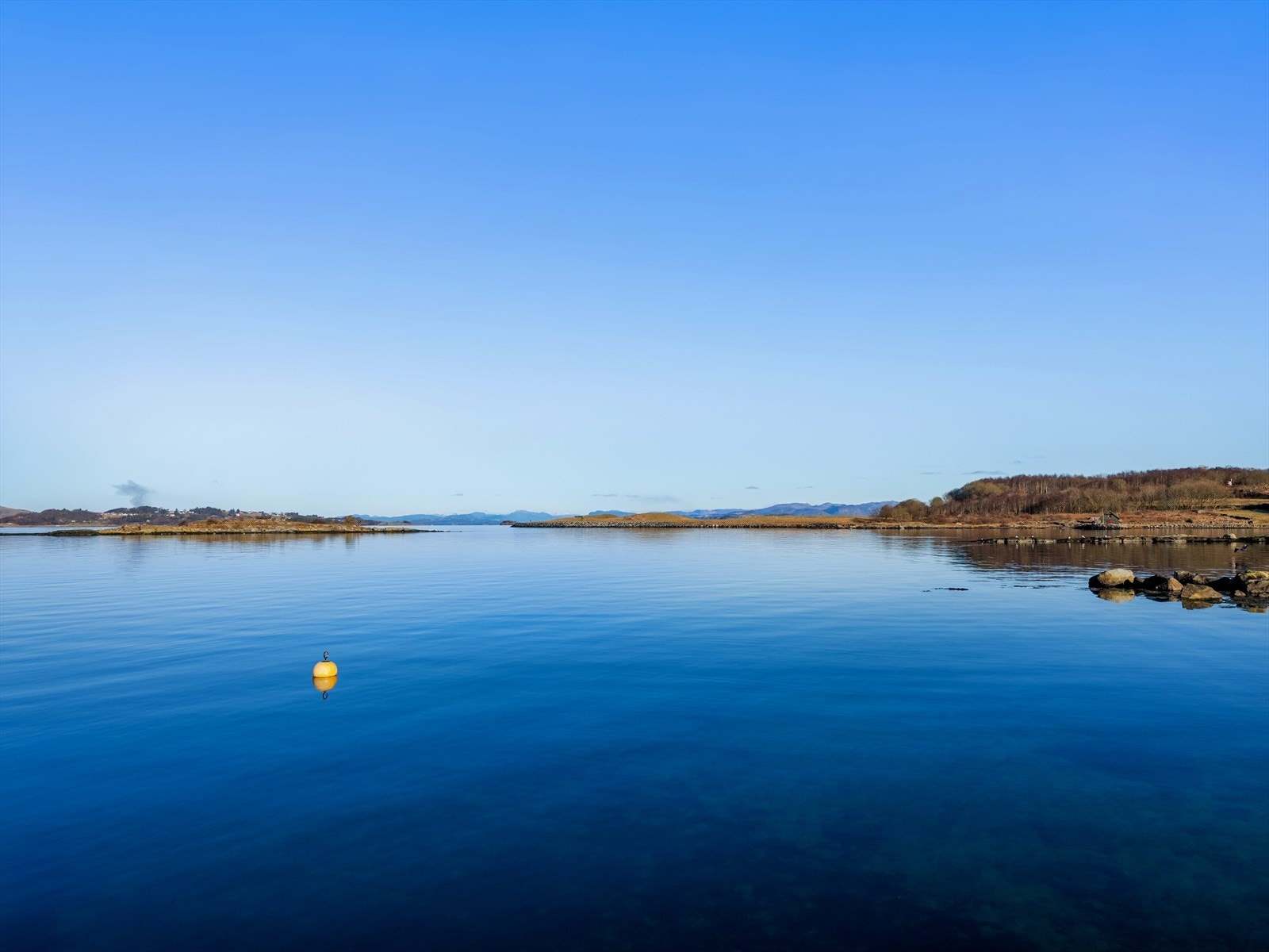 Nyt fredelige omgivelser ved vannet med utsikt mot vakre, åpne horisonter. Perfekt for ro og naturopplevelser. Galleribilde