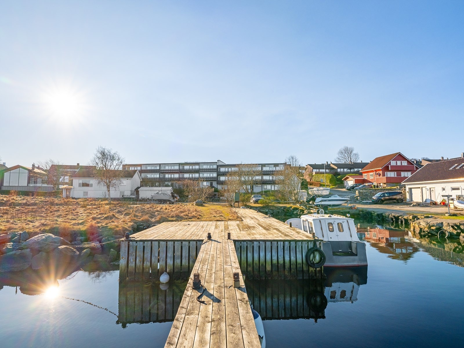 Idyllisk sjøeiendom, perfekt for båtentusiaster. Solrik beliggenhet med vakker utsikt over nærområdet. Galleribilde