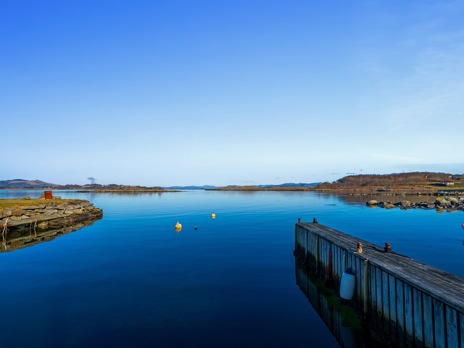 Fantastisk utsikt over rolig vann og naturskjønn horisont, perfekt for deg som ønsker fred og idyll i hverdagen. Galleribilde