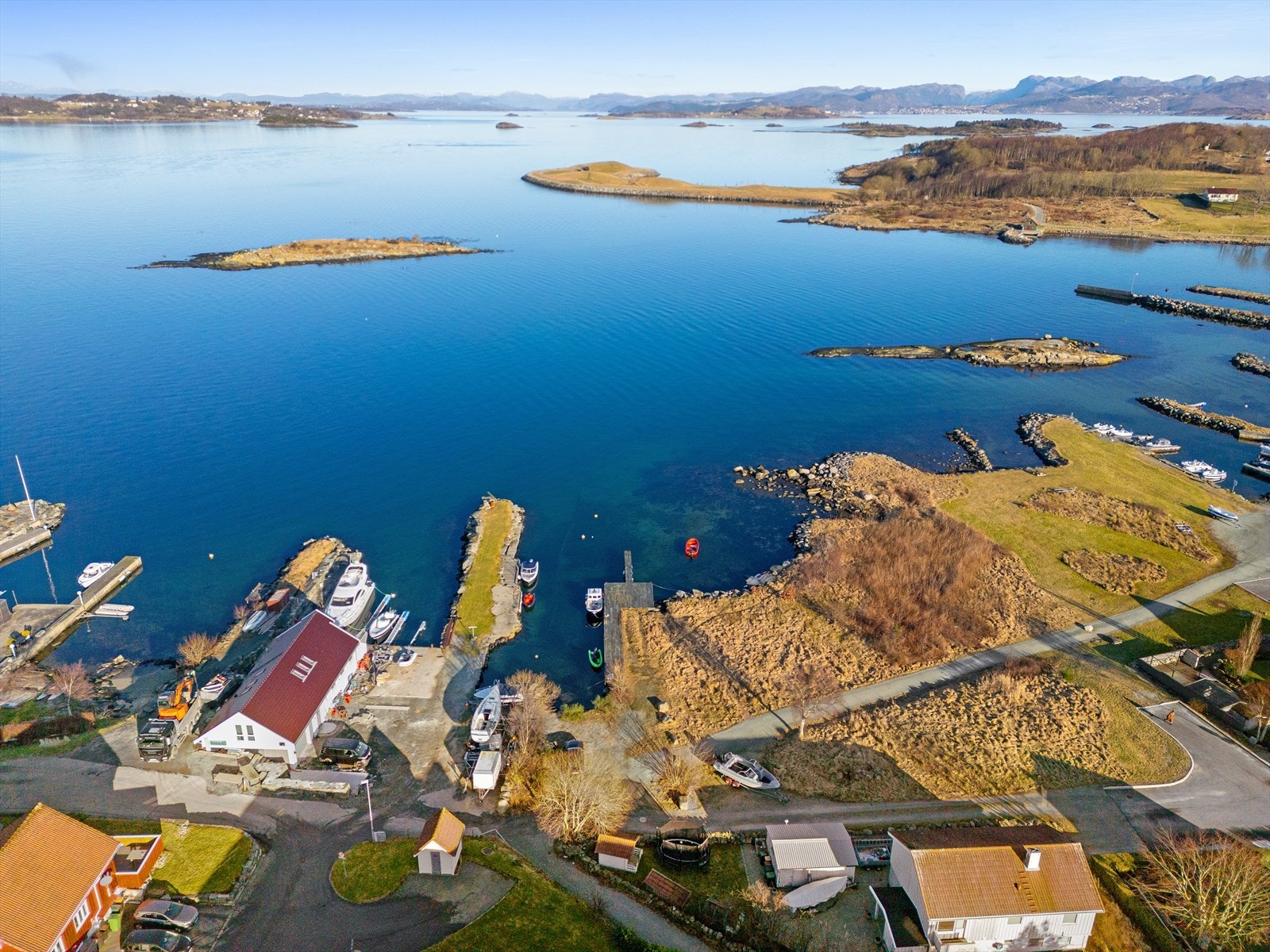 Idyllisk eiendom ved sjøen med båtplass og vakker utsikt over skjærgården. Perfekt for friluftsliv og avslapning. Galleribilde