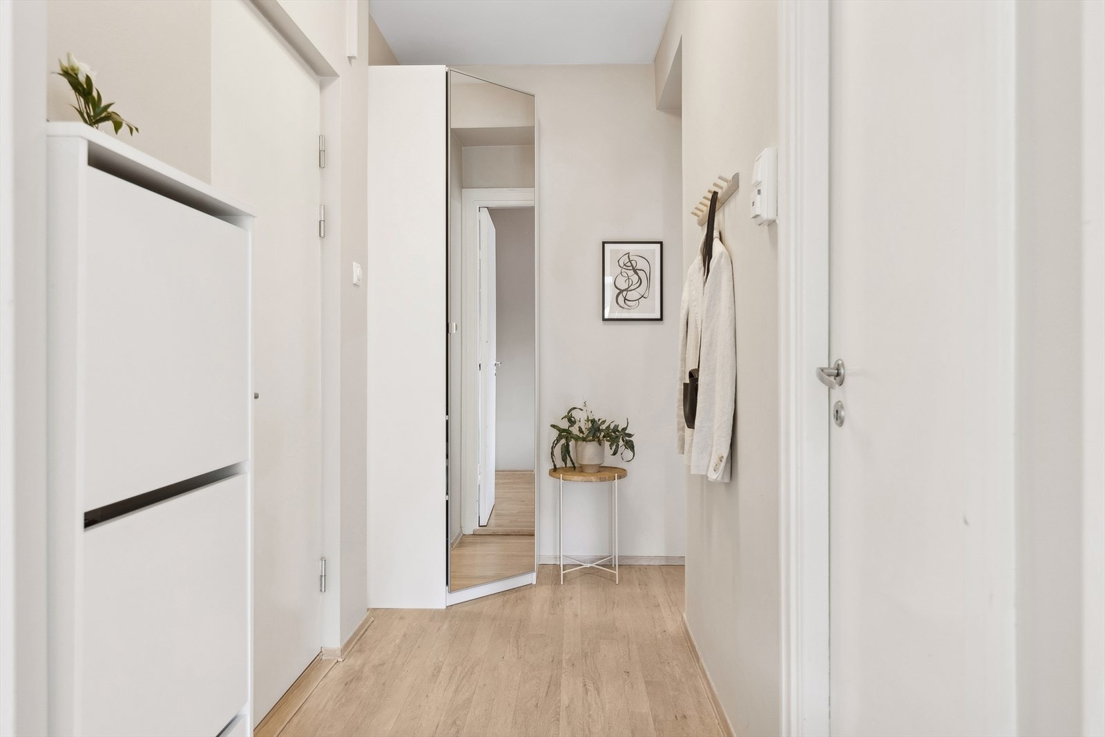 I entreen har du gode lagringsmuligheter i garderobeskap, knaggehylle og skoskap Galleribilde