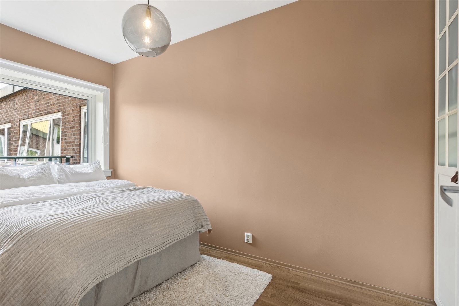 Videre byr leiligheten på et soverom av god størrelse med plass til en dobbeltseng og tilhørende møblement. Galleribilde