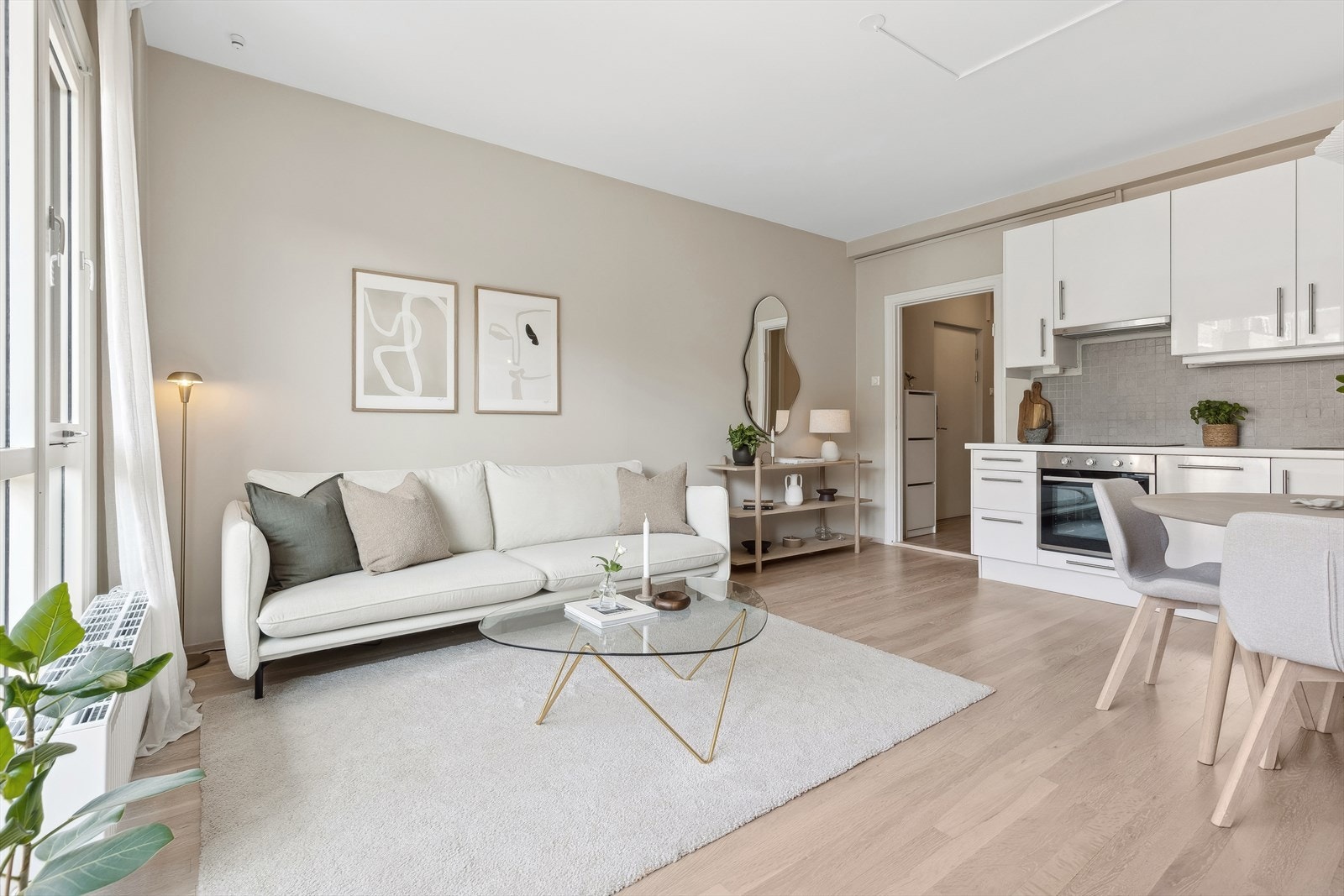 Lyse gulv, moderne fargevalg og store vindusflater bidrar til en svært god romfølelse Galleribilde