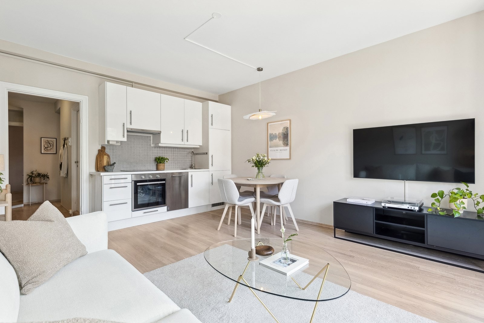 Det er åpen stue og kjøkkenløsning som gjør rommet mer sosialt. Galleribilde