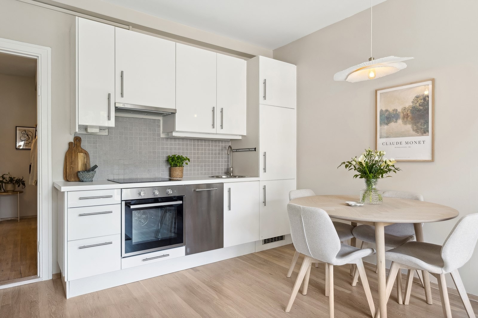 I tilknytning til kjøkkenet kan spisebord enkelt plasseres - her kan gode måltider nytes. Galleribilde