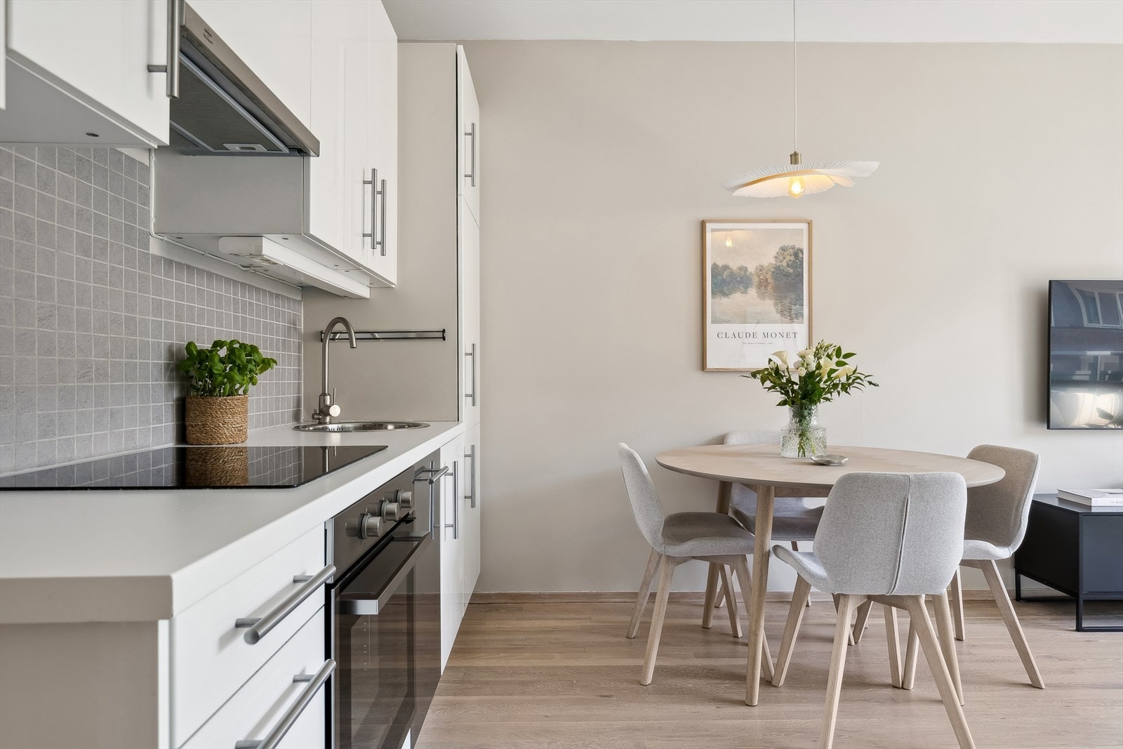 Integrete hvitevarer som komfyr, platetopp, oppvaskmaksin og kjøl/fryseskap medfølger salget Galleribilde