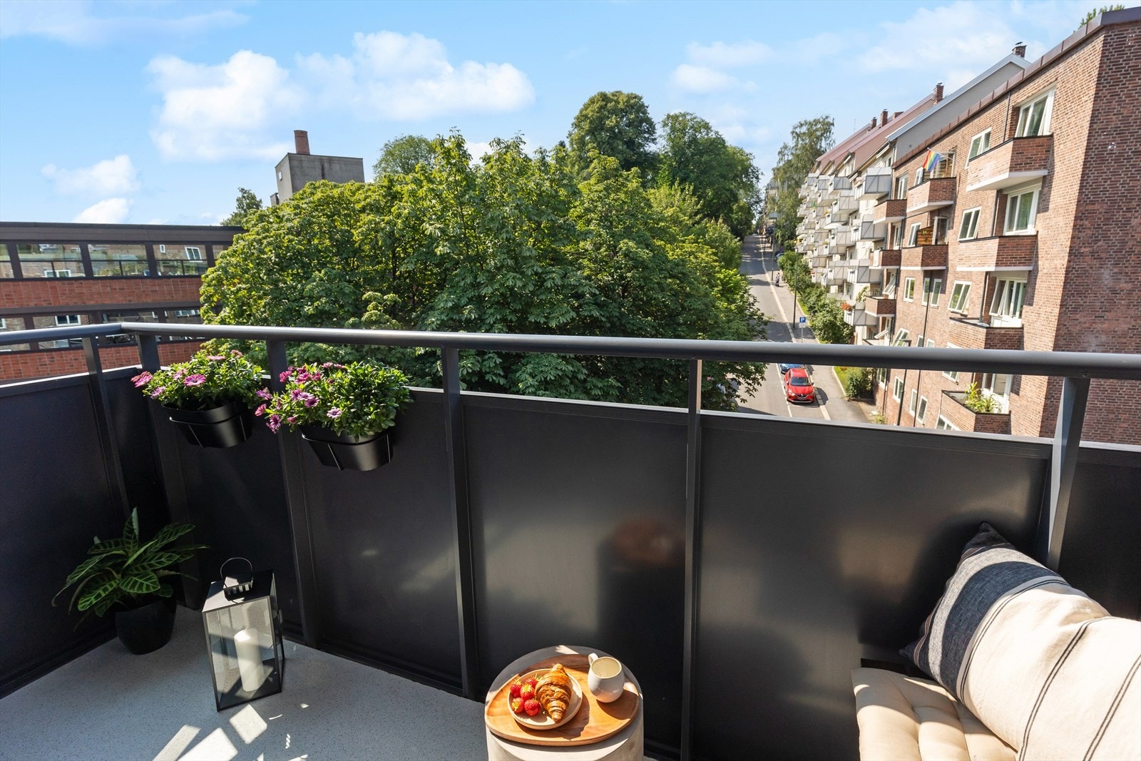 Sørvestvendt balkong med ettermiddag og kveldssol. Her kan sommeren nytes fra morgen til kveld. Galleribilde