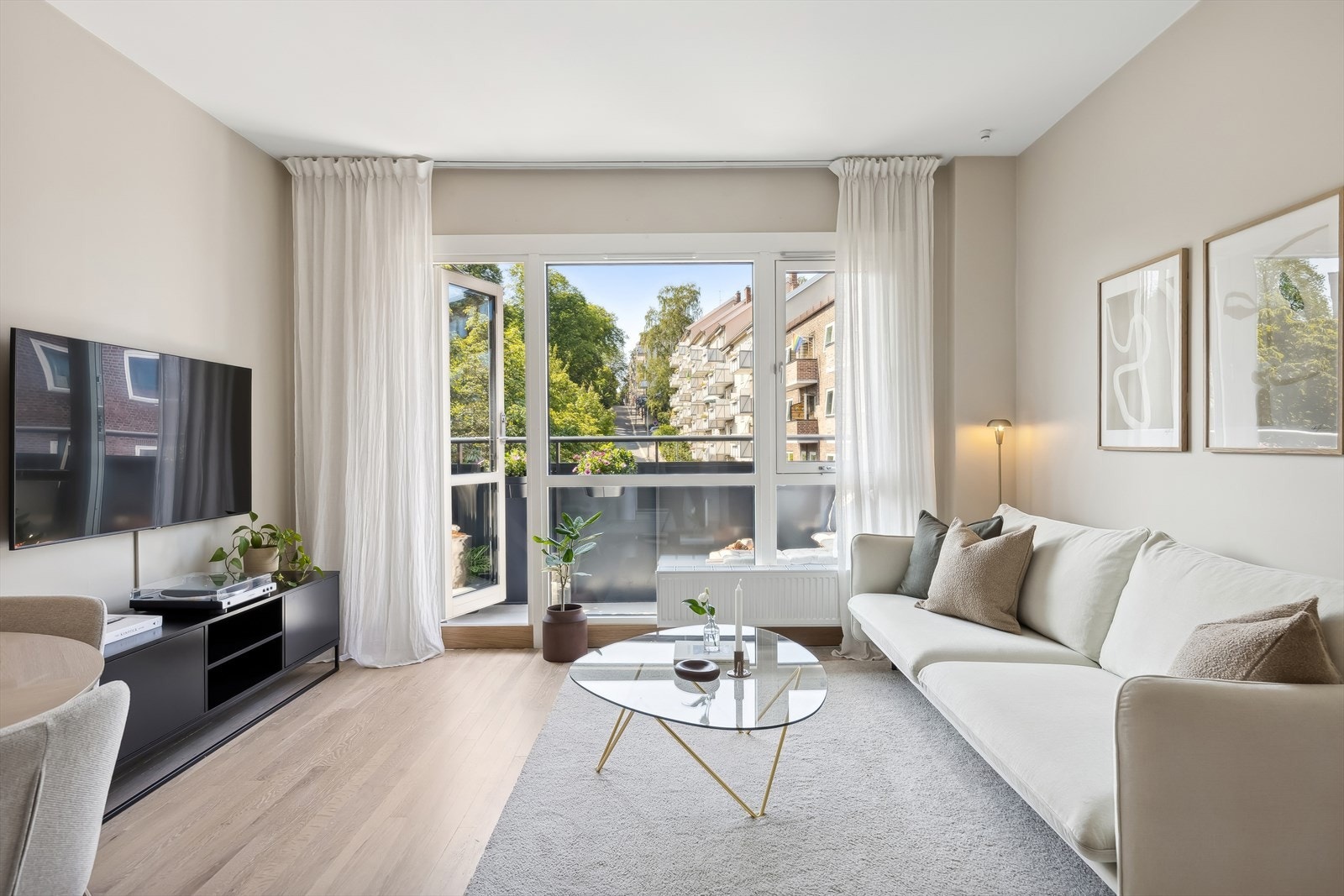 Stuen er lys og romslig, med plass til flere møbleringsmuligheter for å skape den stuen du selv ønsker. Galleribilde