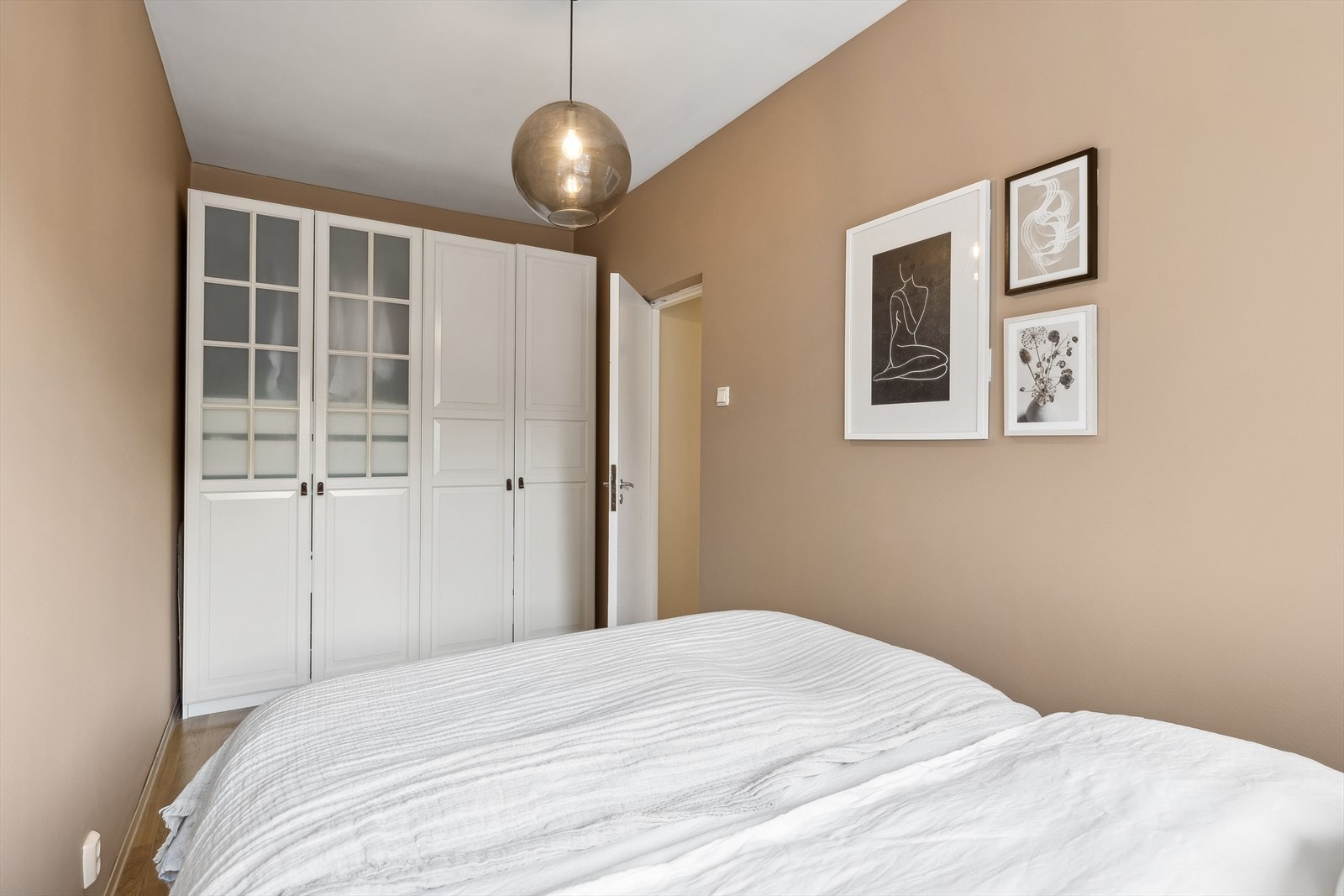 Her er rikelig med oppbevaringsplass i et stort garderobeskap Galleribilde