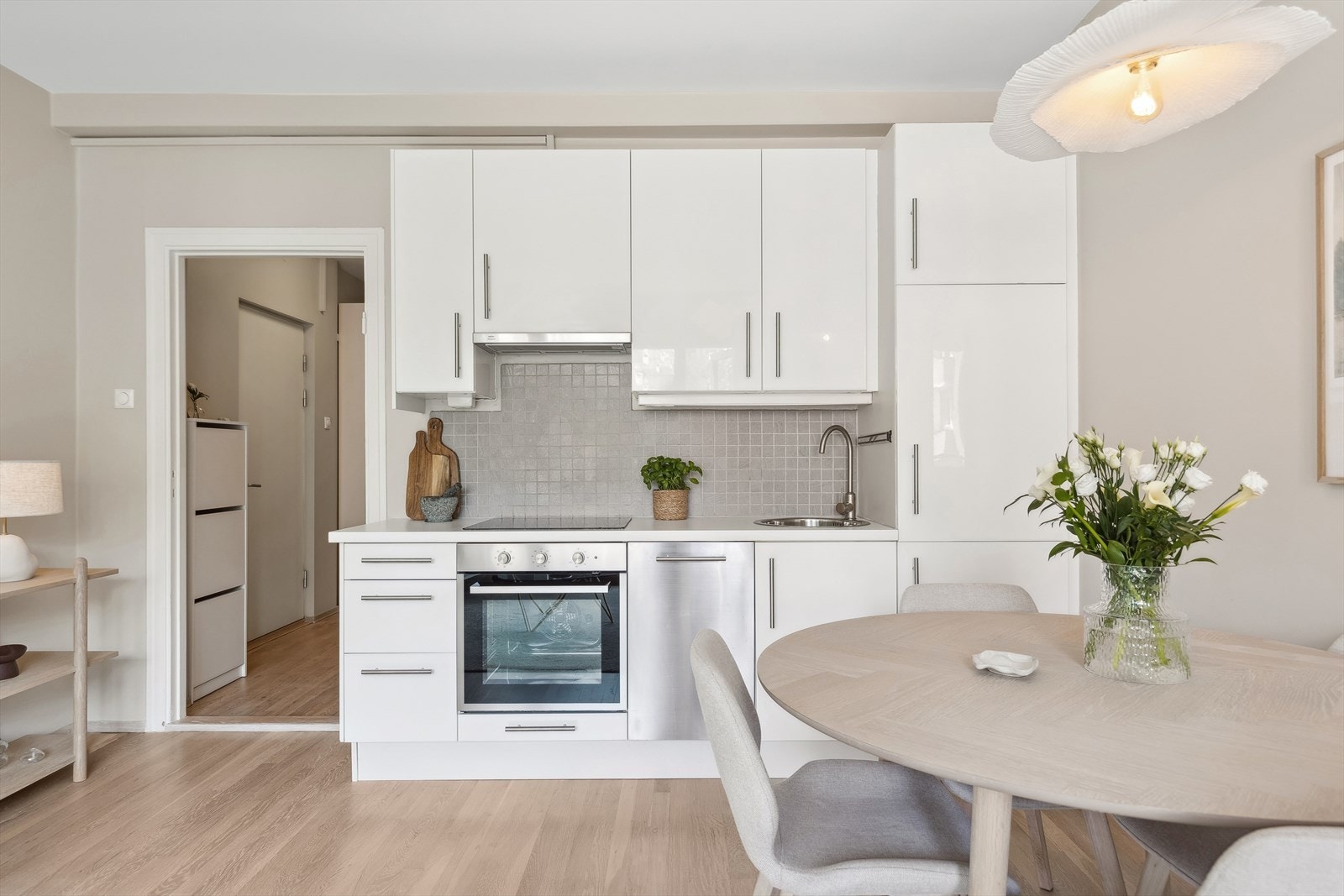 Kjøkkenet er innredet i en praktisk form og har godt med skap- og benkeplass. Galleribilde