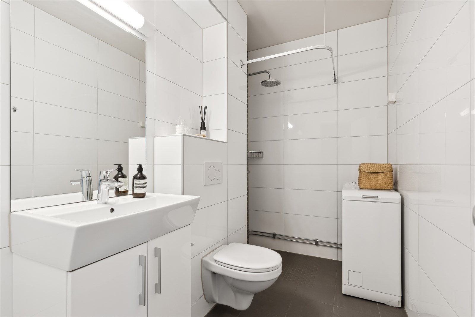 Flislagt baderom fra 2016 med varmekabler i gulv og malt himling med downlights. Galleribilde