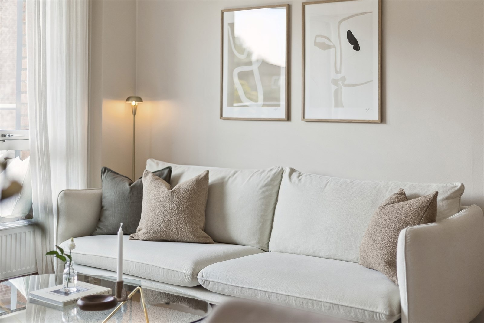 Leiligheten er holdt i duse, moderne farge- og materialvalg, som står i stil med alt av innredning Galleribilde