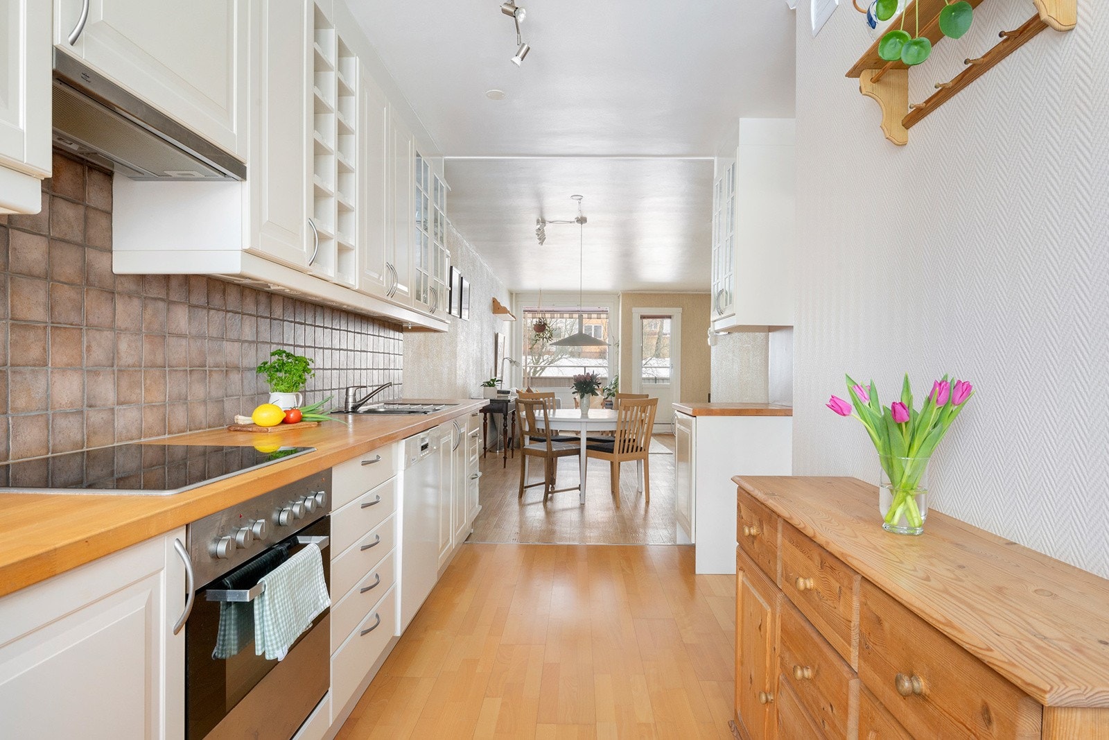 Pent kjøkken med innredning fra IKEA. Kjøkkenet har godt med skap- og benkeplass. Galleribilde