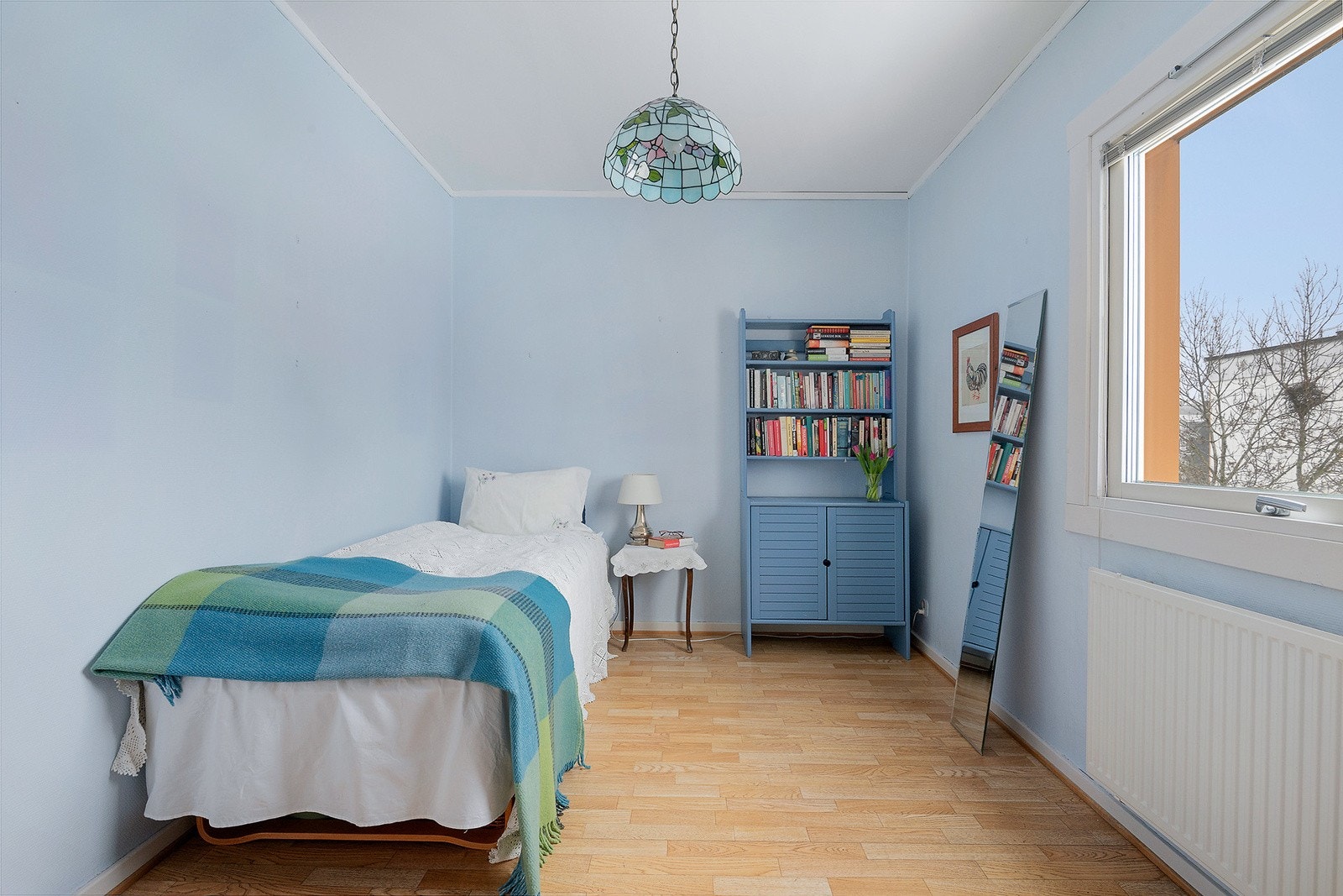 Soverom 2 har god plass til seng og tilhørende nattbord Galleribilde