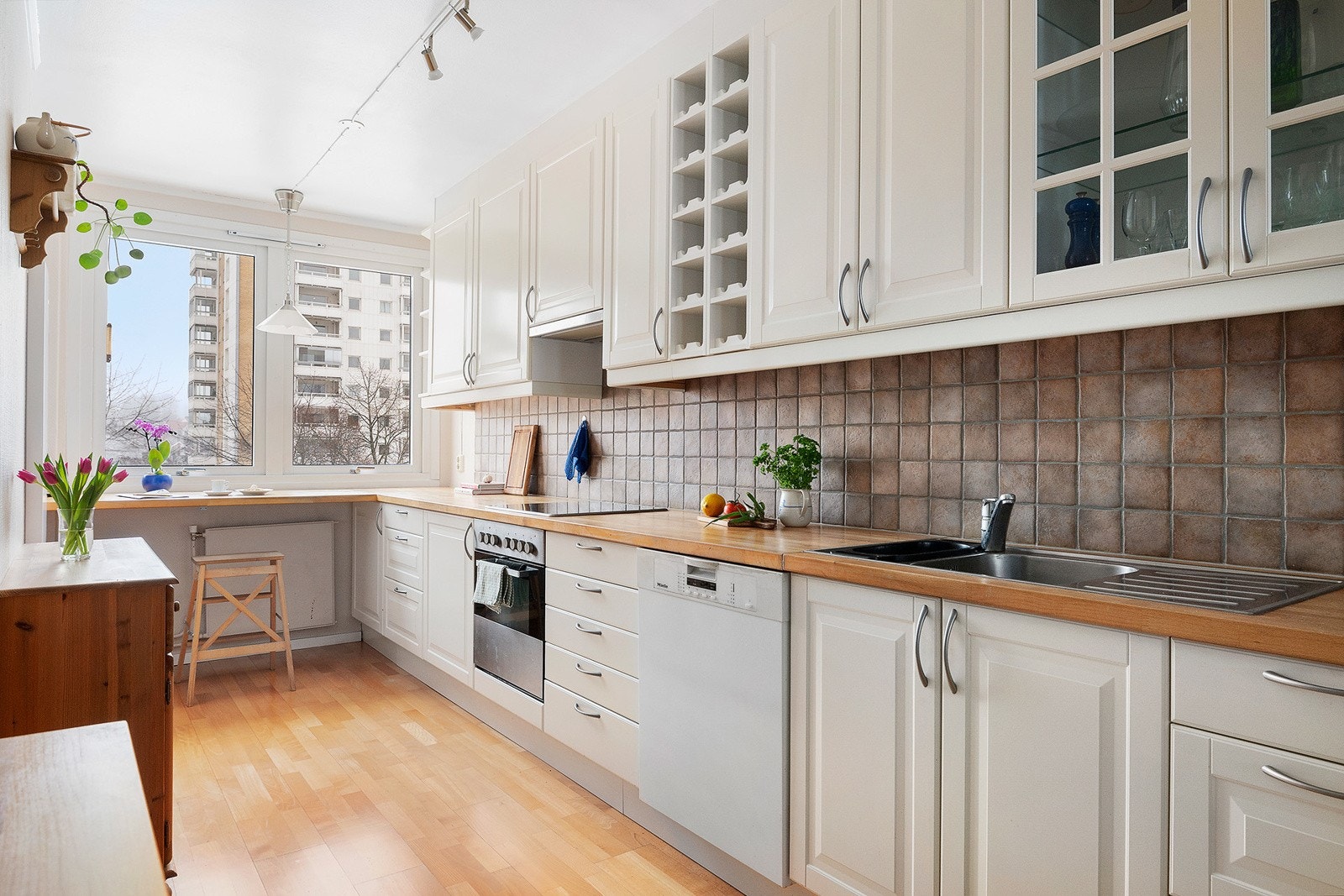 Kjøkkenet var nytt i 2009 og veggen mot stuen ble åpnet. Det er integrerte hvitevarer som koketopp, stekeovn, oppvaskmaskin, fryseskuffer, frittstående kjøl/- fryseskap. Galleribilde