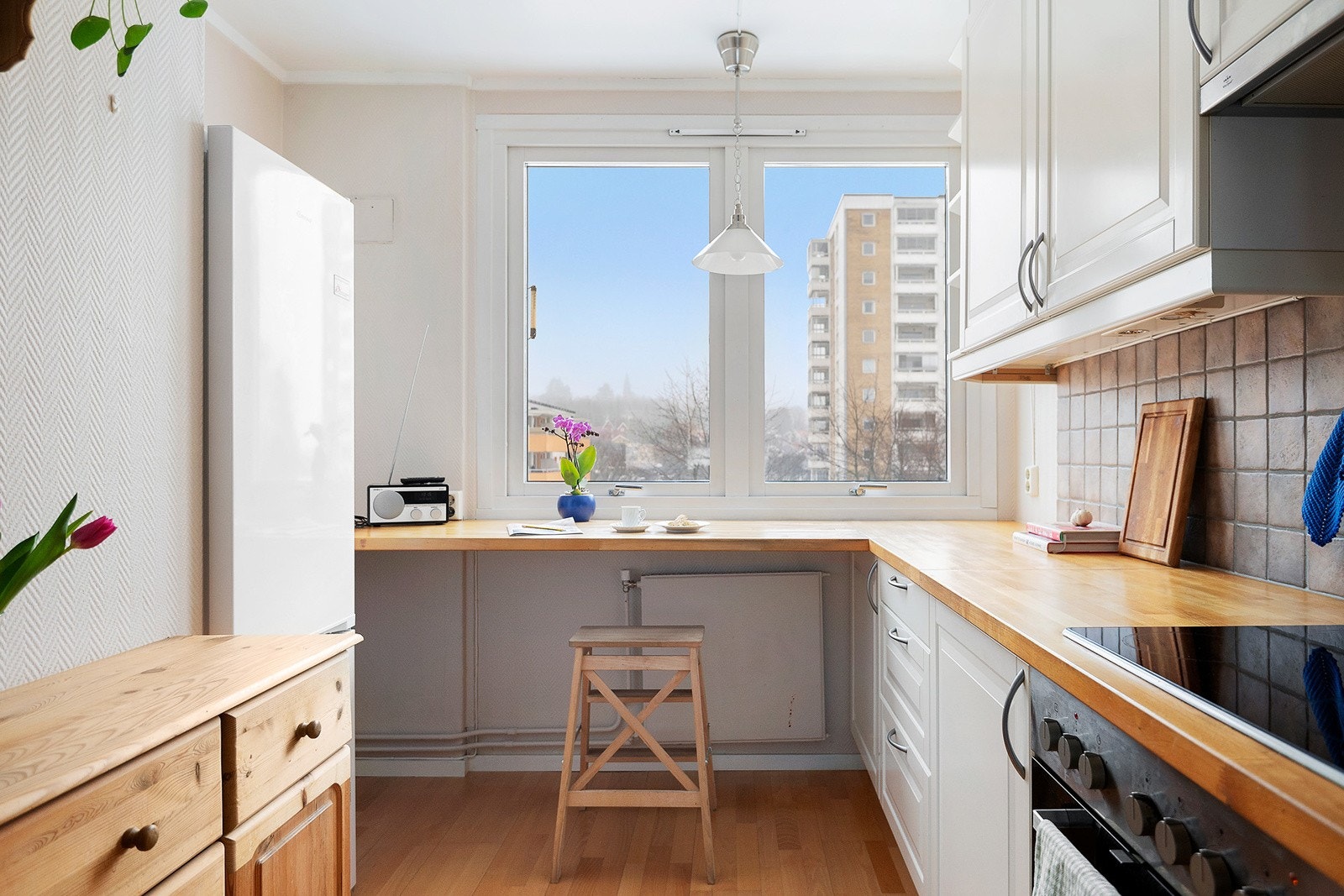 Kjøkkenet har store vindusflater som gir godt med naturlig lys Galleribilde