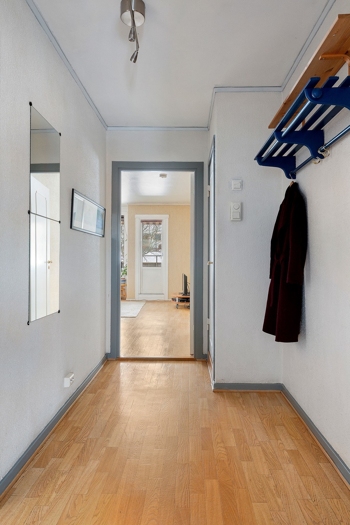 En lys entré med god plass til oppbevaring av klær og sko. Galleribilde