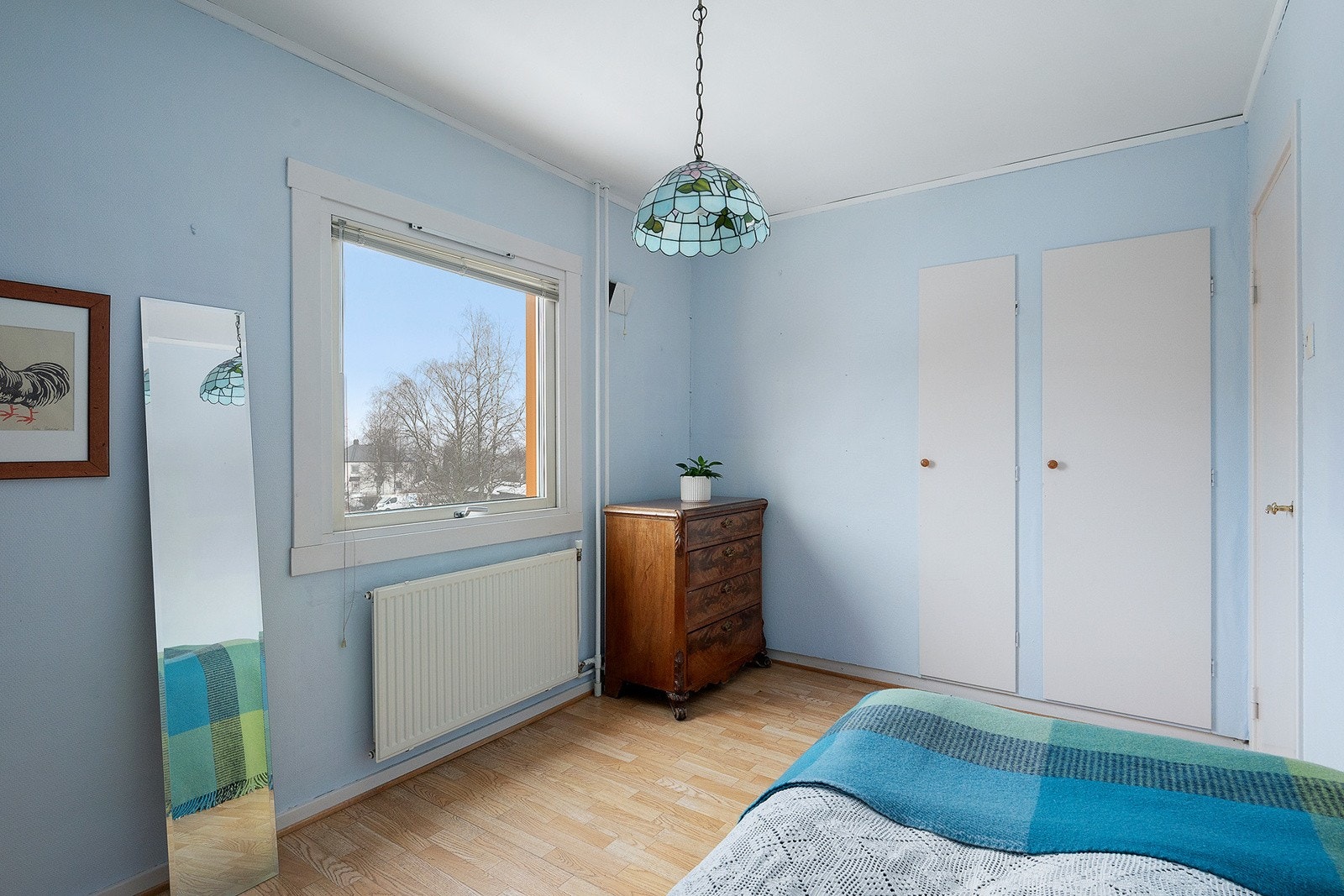 Soverom 2 har plassbygde garderobeskap. Dette rommet egner seg godt som barnerom, gjesterom eller kontor Galleribilde