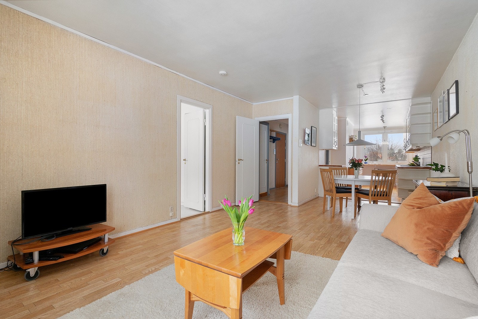 Stuen er lys og hyggelig med direkte adkomst til balkongen. Leiligheten trenger modernisering Galleribilde