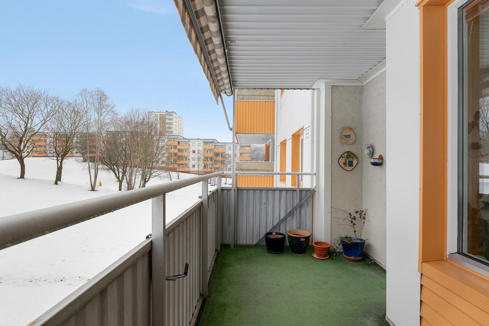 Balkongen har plass til en liten sittegruppe og beplantning. Galleribilde