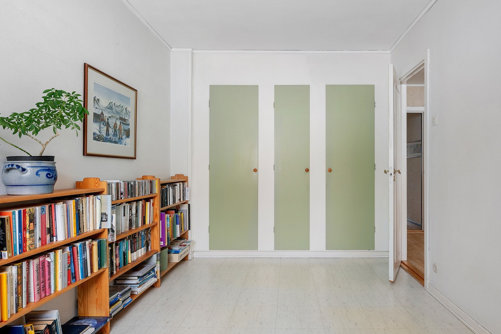 Det er plassbygde garderobeskap på hovedsoverommet. Galleribilde