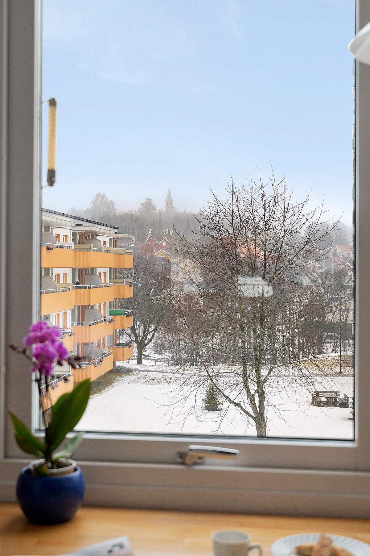 Flott utsikt fra kjøkkenvinduet mot Grorud kirke og Romsås Galleribilde