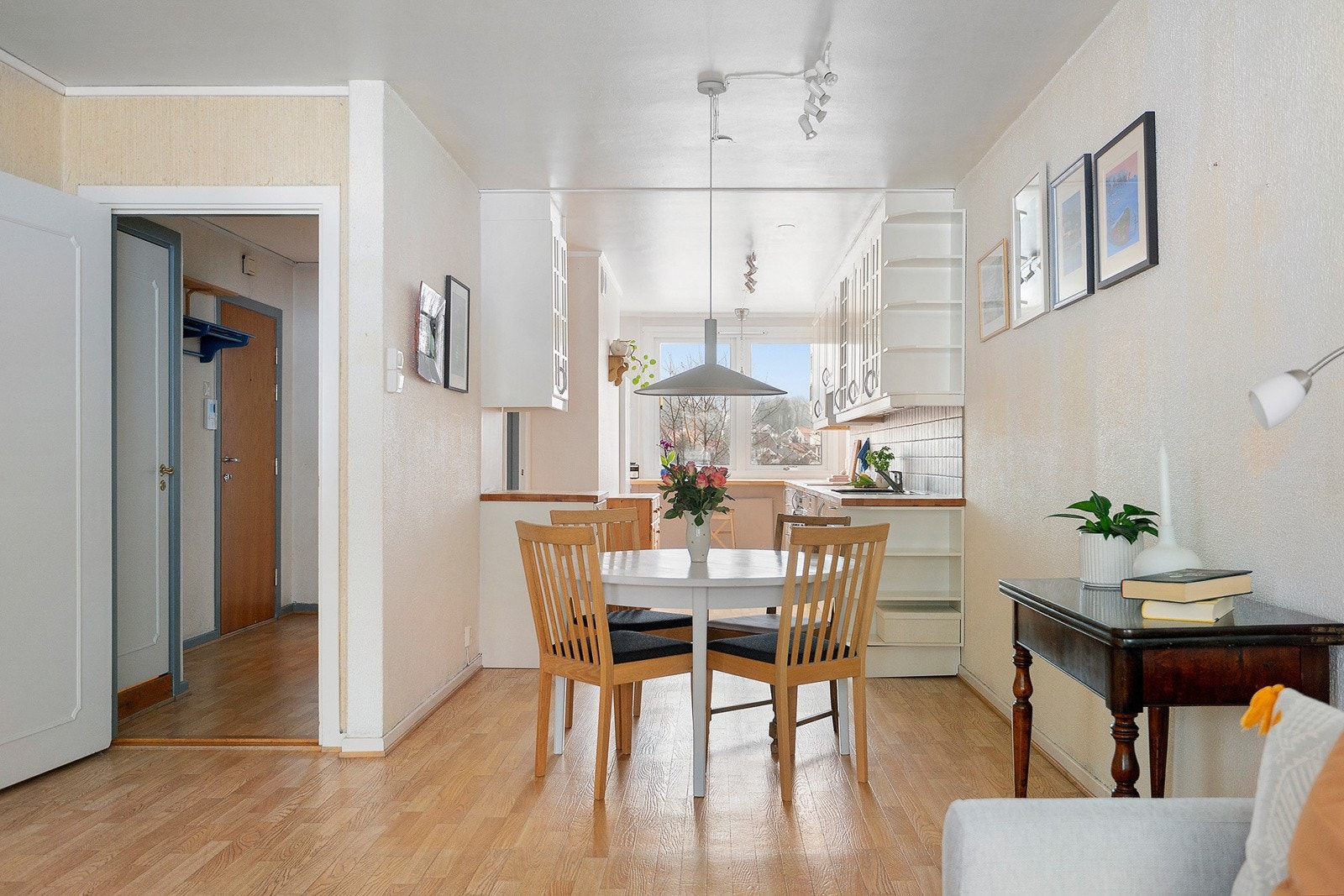 Den åpne løsningen mellom kjøkken og stue gir en god romfølelse. Det er rikelig med plass til en koselig spisegruppe Galleribilde