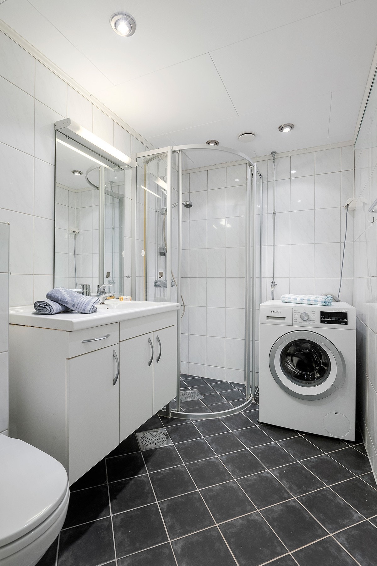 Pent flislagt bad med gulvvarme. Badet ble pusset opp i regi av borettslaget i 2004/2005 Galleribilde