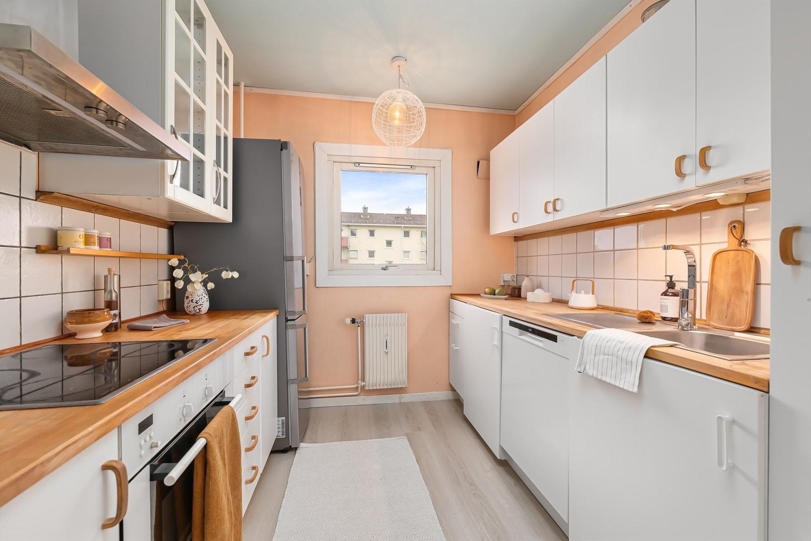 Kjøkkeninnredning med glatte fronter og benkeplate av tre. Galleribilde