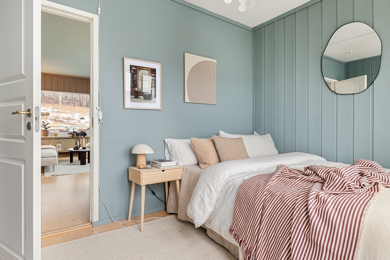 Fra stuen kommer du inn til hovedsoverommet. Galleribilde