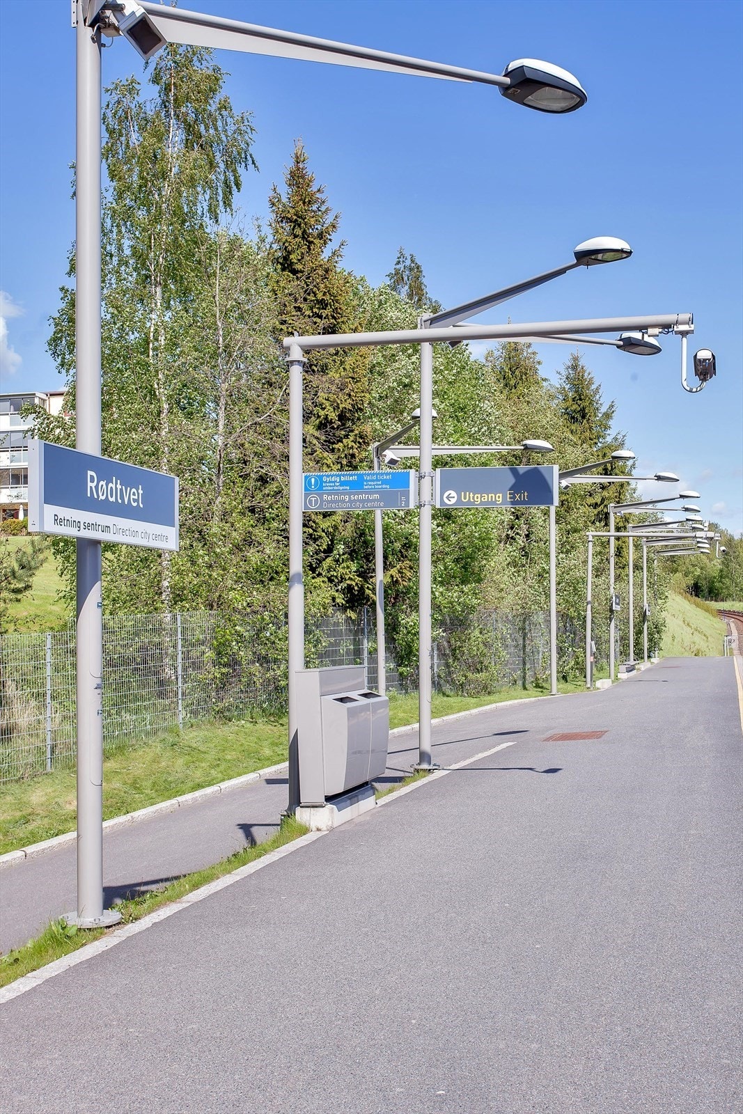 Rødtvet t-banestopp ligger ca. 500m fra leiligheten. Her går linje 4 og 5. Rødtvet busstopp ligger for øvrig kun 50m fra leiligheten. Galleribilde
