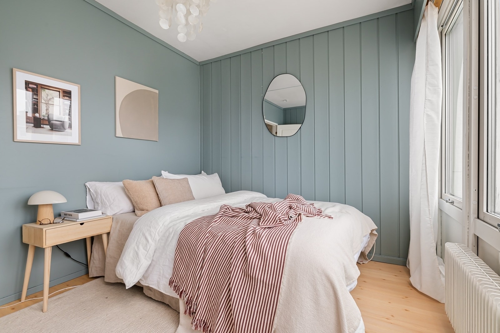 Her har du plass til dobbeltseng og nattbord ved sengen. Galleribilde