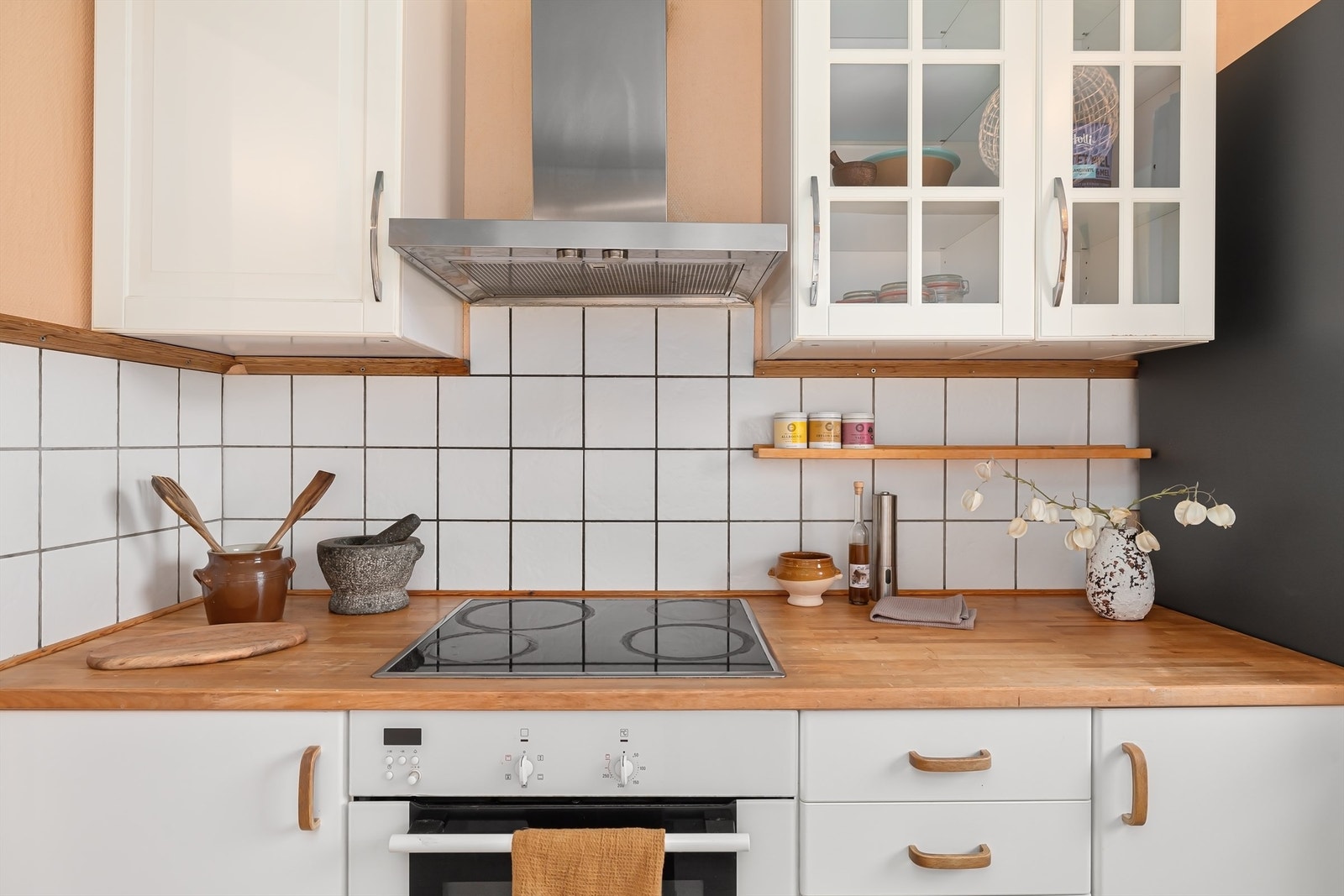 Kjøkkenvifte med kullfilter. Oppgraderinger: Nytt laminatgulv (2025) og ny oppvaskmaskin (2024). Galleribilde