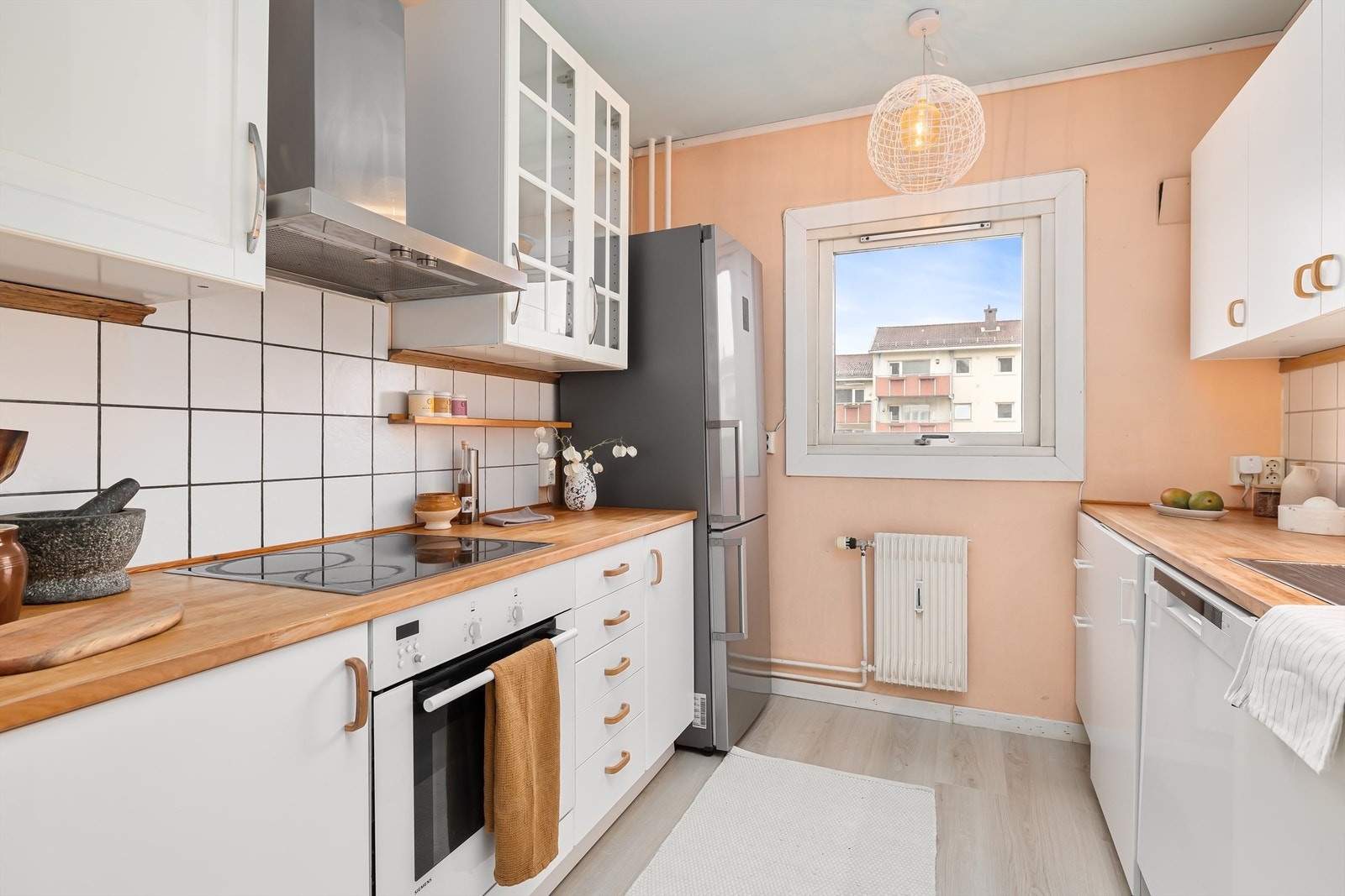 Hyggelig utsikt mot bakgård fra kjøkkenet. Galleribilde