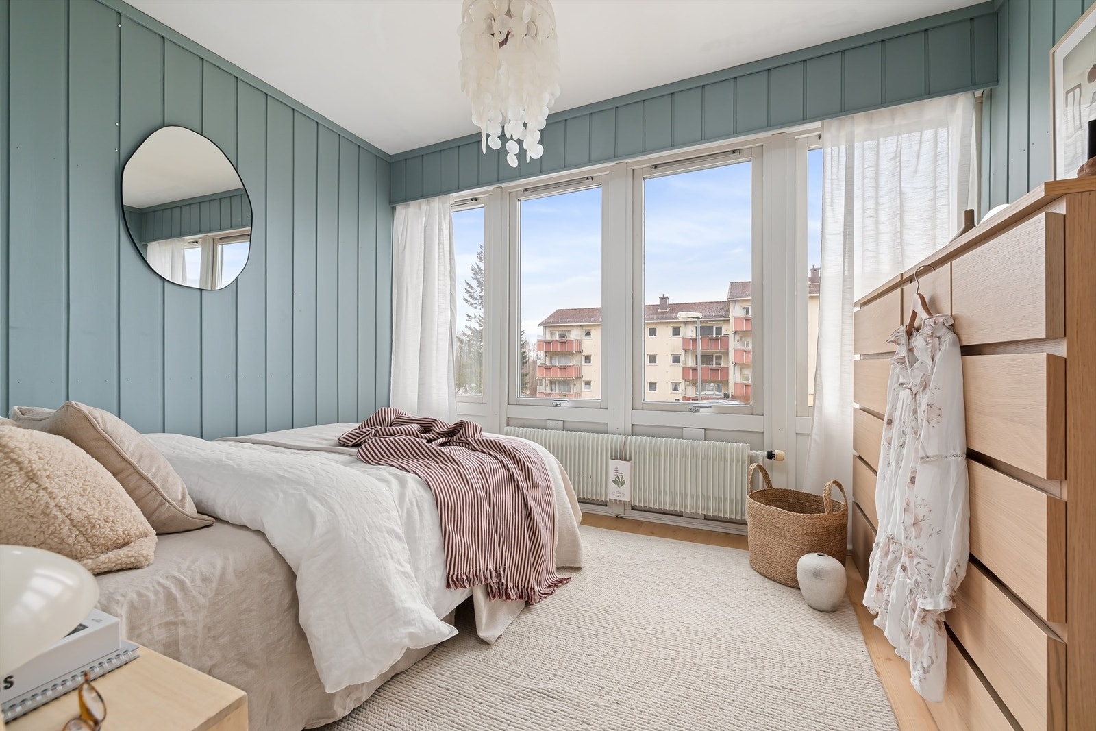 Store vindusflater som venter ut mot bakgård. Galleribilde