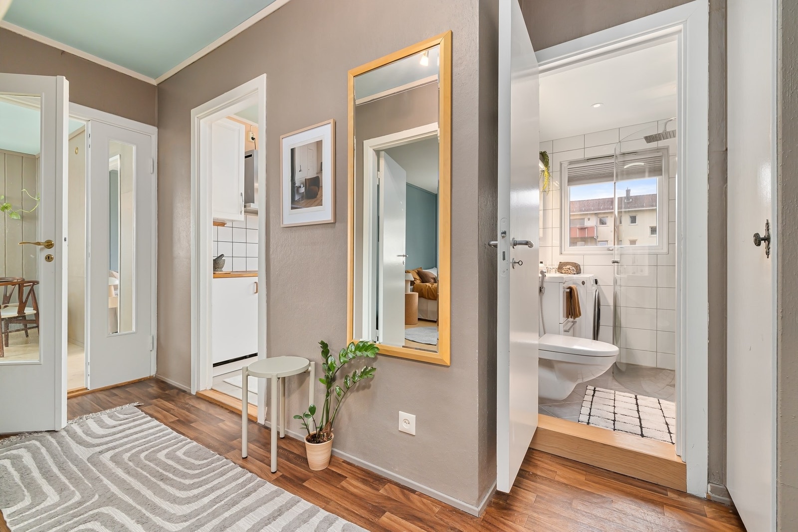 God plass i gangen. Galleribilde