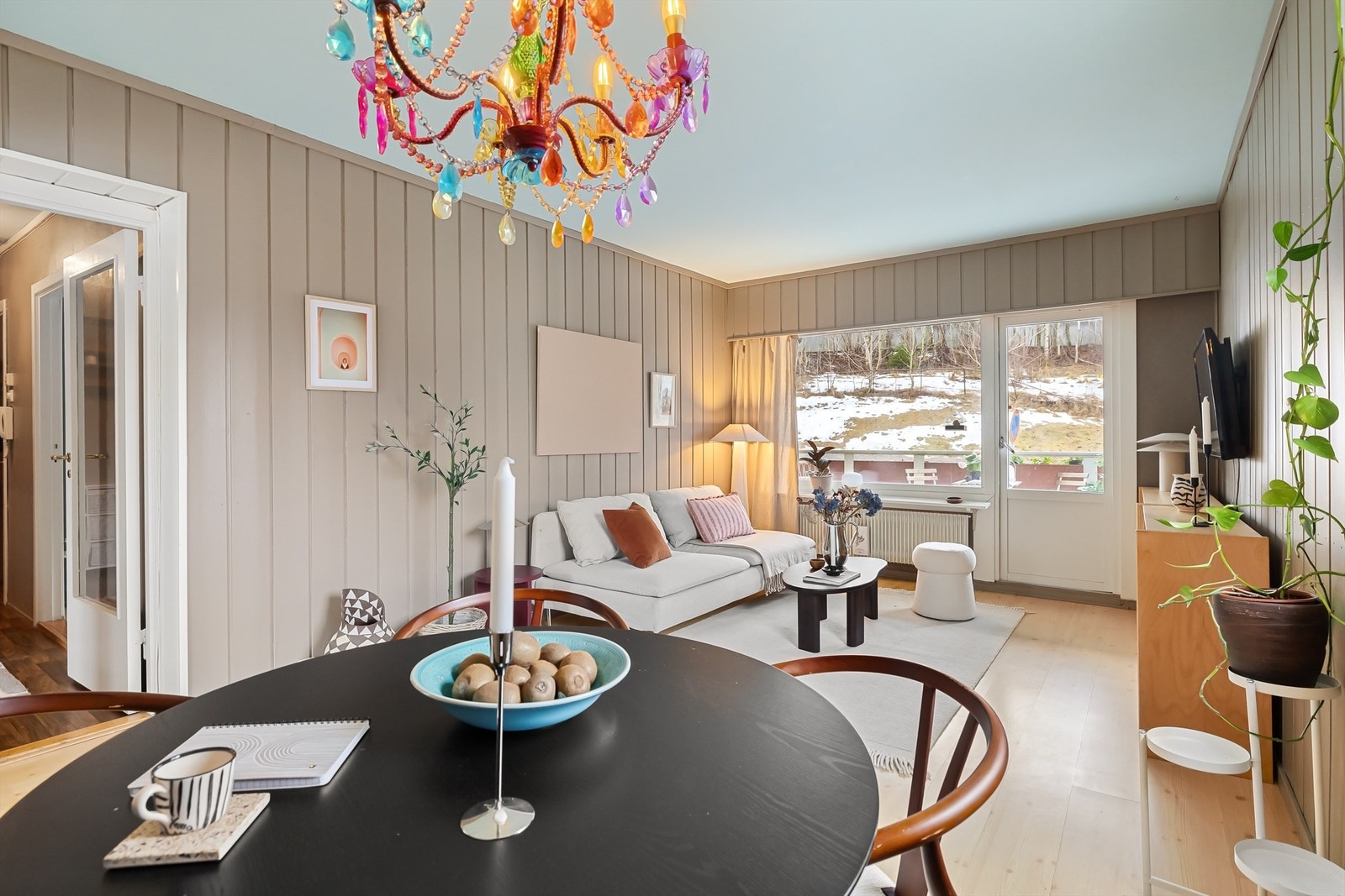 Stuen har god plass til sofa- og spisebordseksjon. Galleribilde