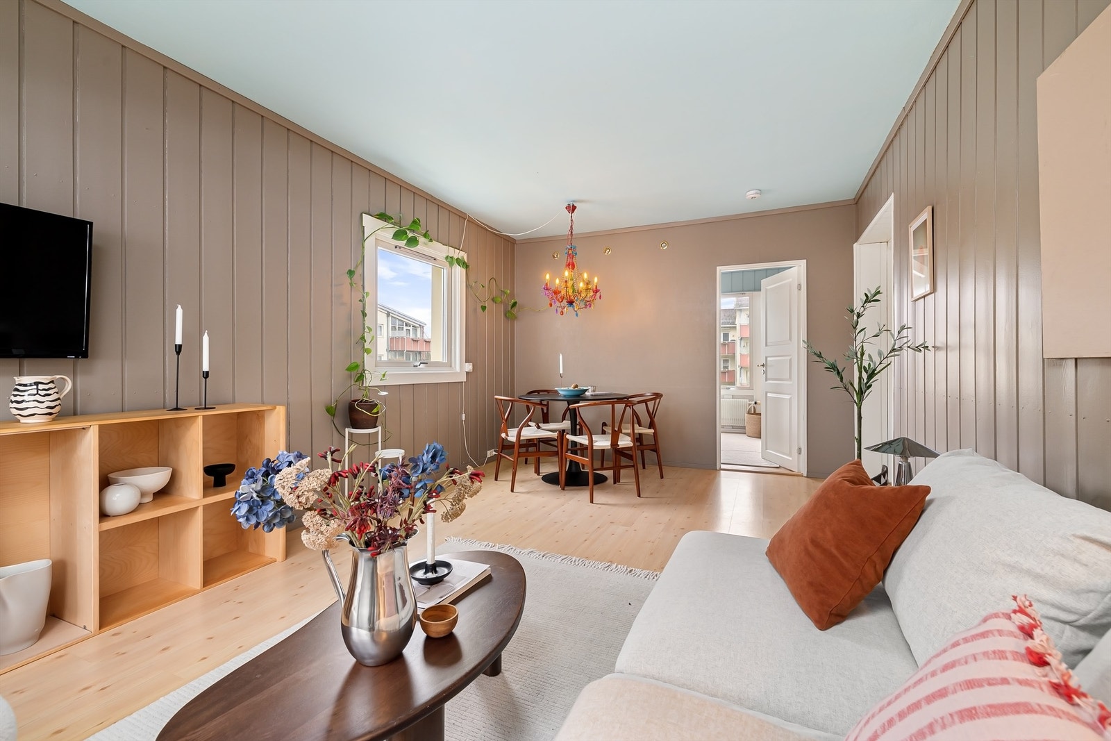 Store vindusflater i flere rom i leiligheten gjør at det kommer gode mengder naturlig lys inn. Galleribilde