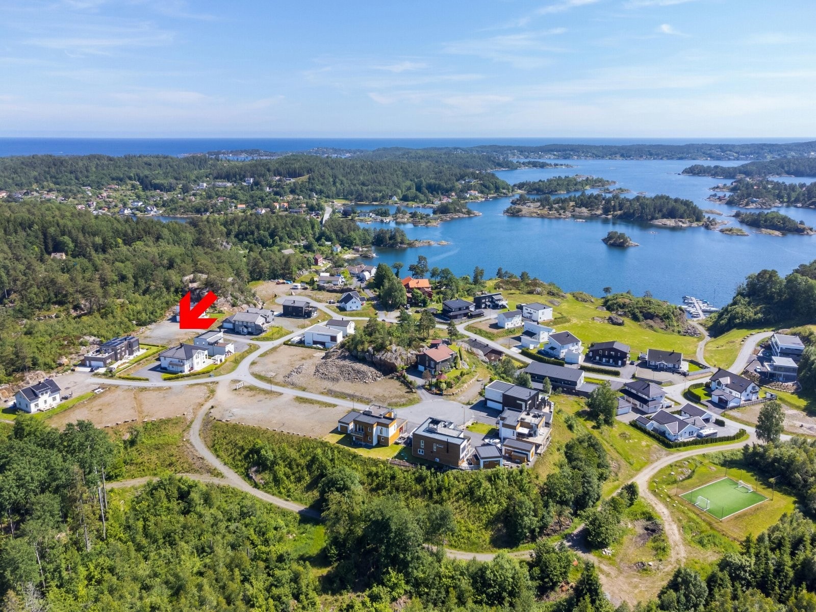 Tomten ligger flott plassert i et hyggelig boligområde. Galleribilde