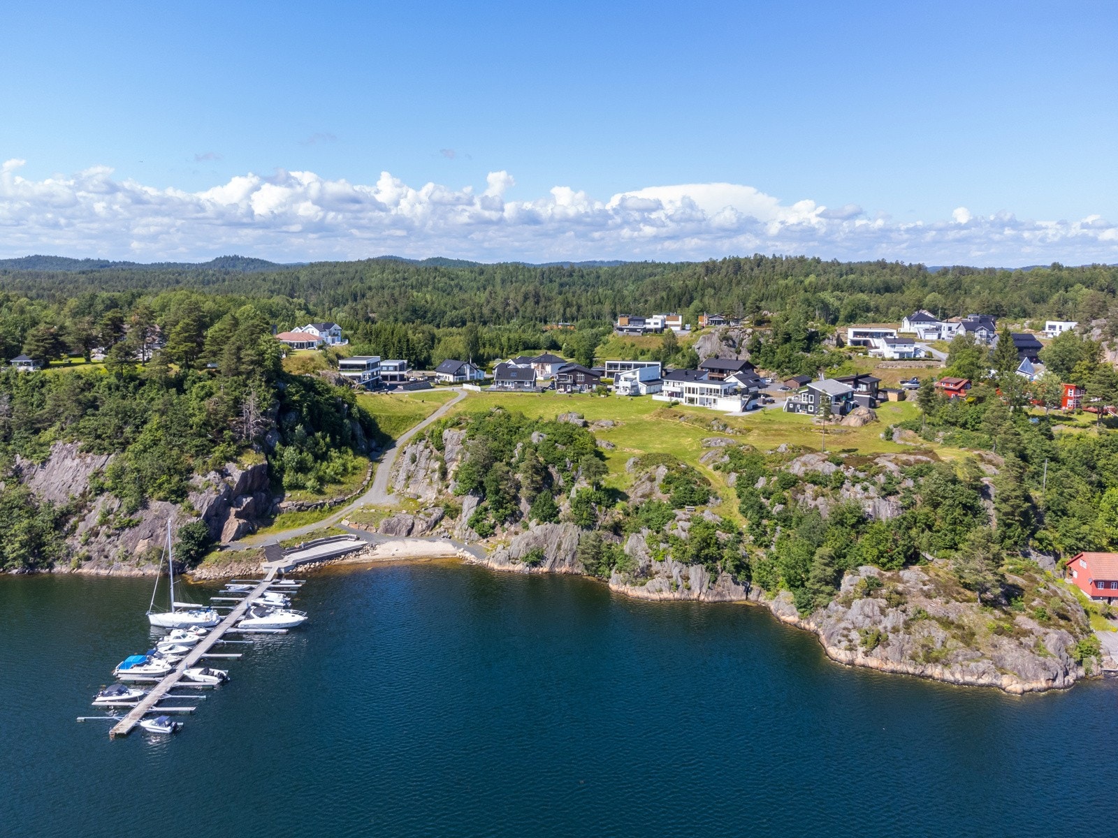 Her er det mulighet for kjøp av egen båtplass i brygganlegget. Det er også etablert en trivelig badestrand. Galleribilde