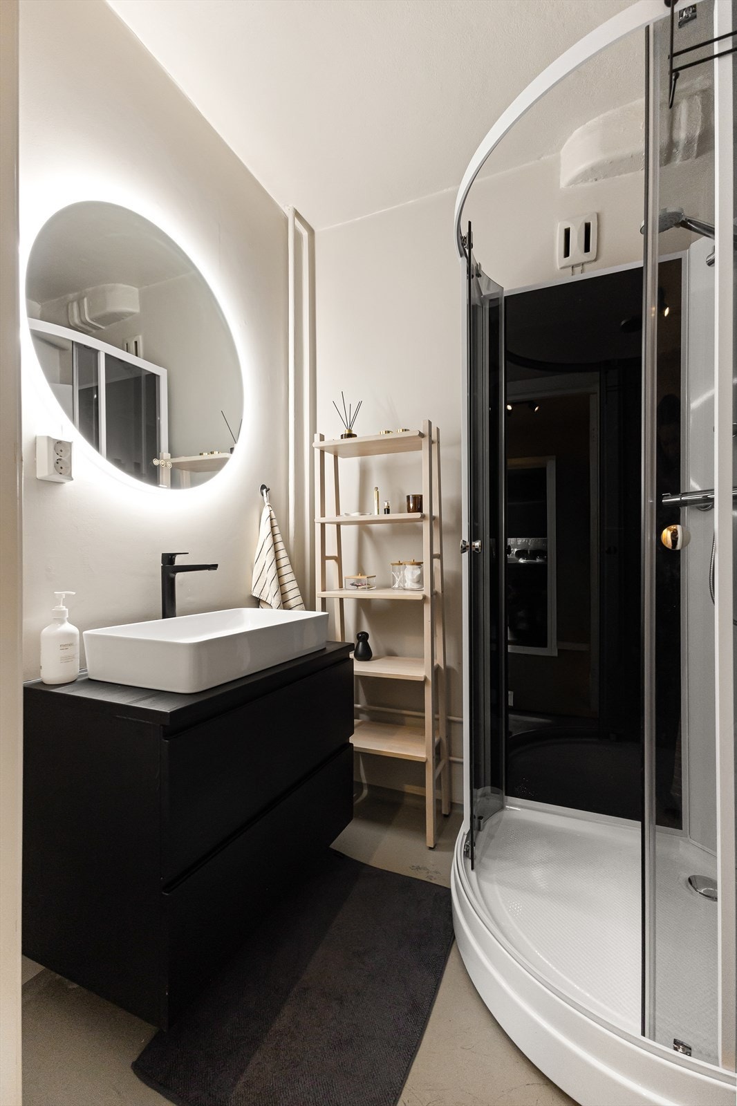 Badet er frisket opp med romslig dusjkabinett, moderne innredning og speil med LED belysning. Galleribilde