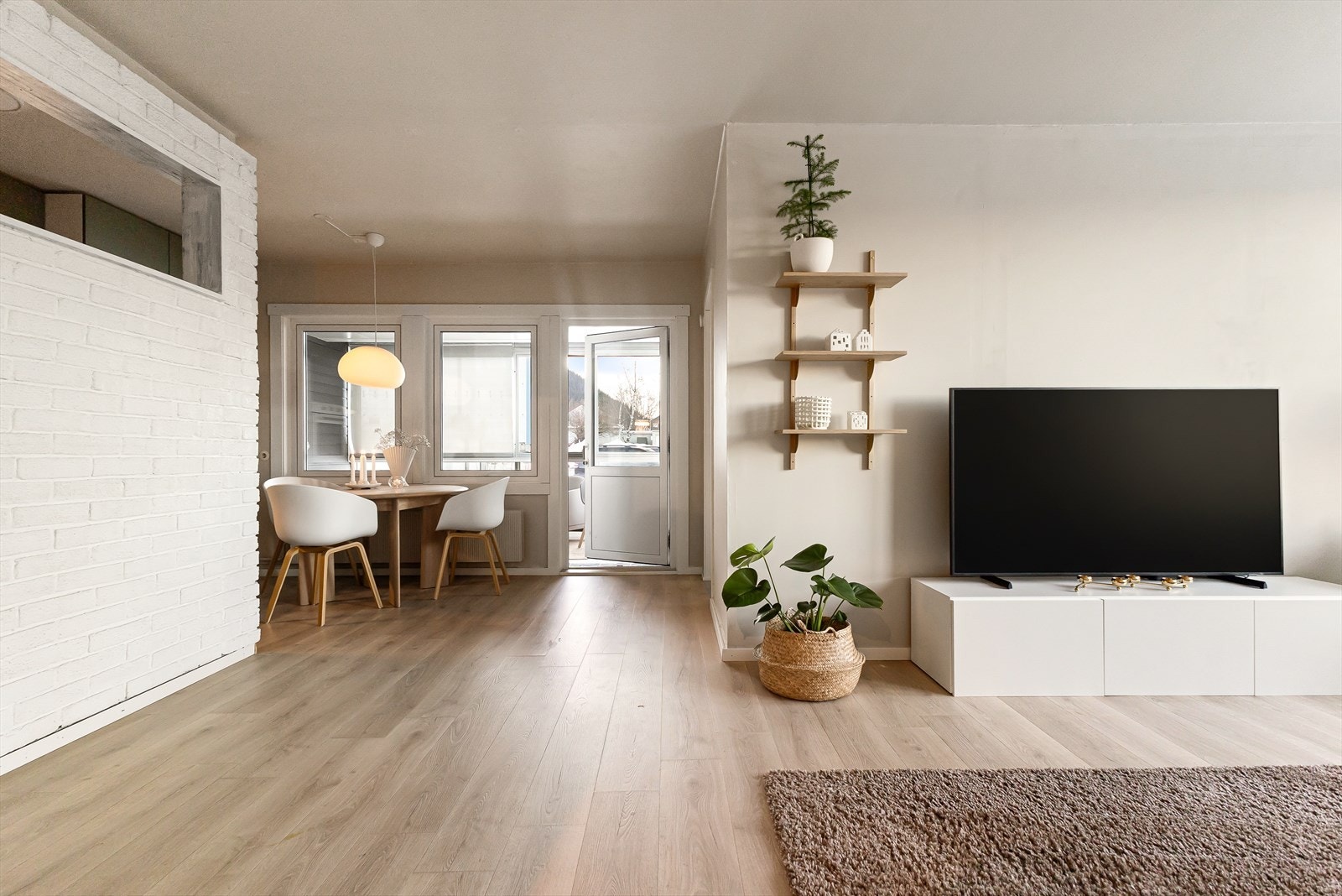 Nyere gulv i stuen og malte flater i tidsriktige farger. Galleribilde