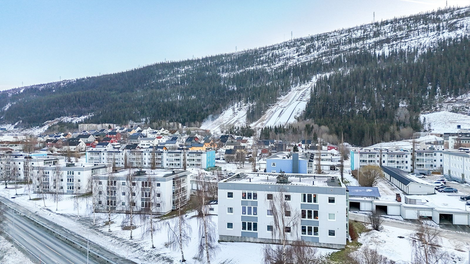 Fageråsen rett i bakgrunnen med fine turområder og i tillegg kort avstand til sentrum, gjør Langneset til ett populært boområde. Leiligheten ligger i fremste rekke i lavblokk. Galleribilde
