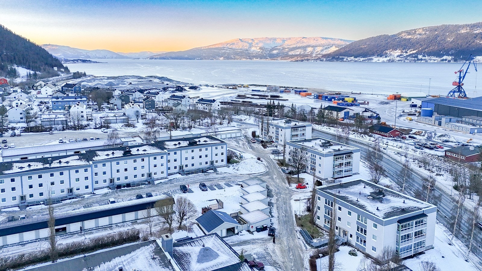 Borettslaget har både felles forsamlingshus som kan leies ved behov, vaskeplass for bil, el.bil ladere og flere sosiale soner for beboere. Galleribilde