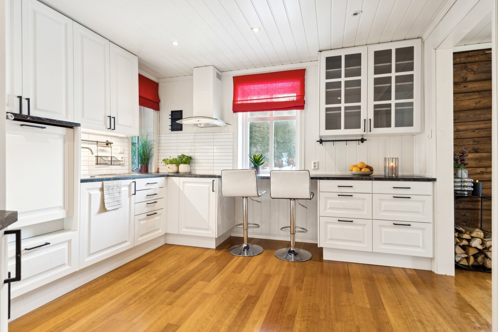 Kjøkkenet er av nyere dato med integrerte hvitevarer og kjølehjørne. Galleribilde