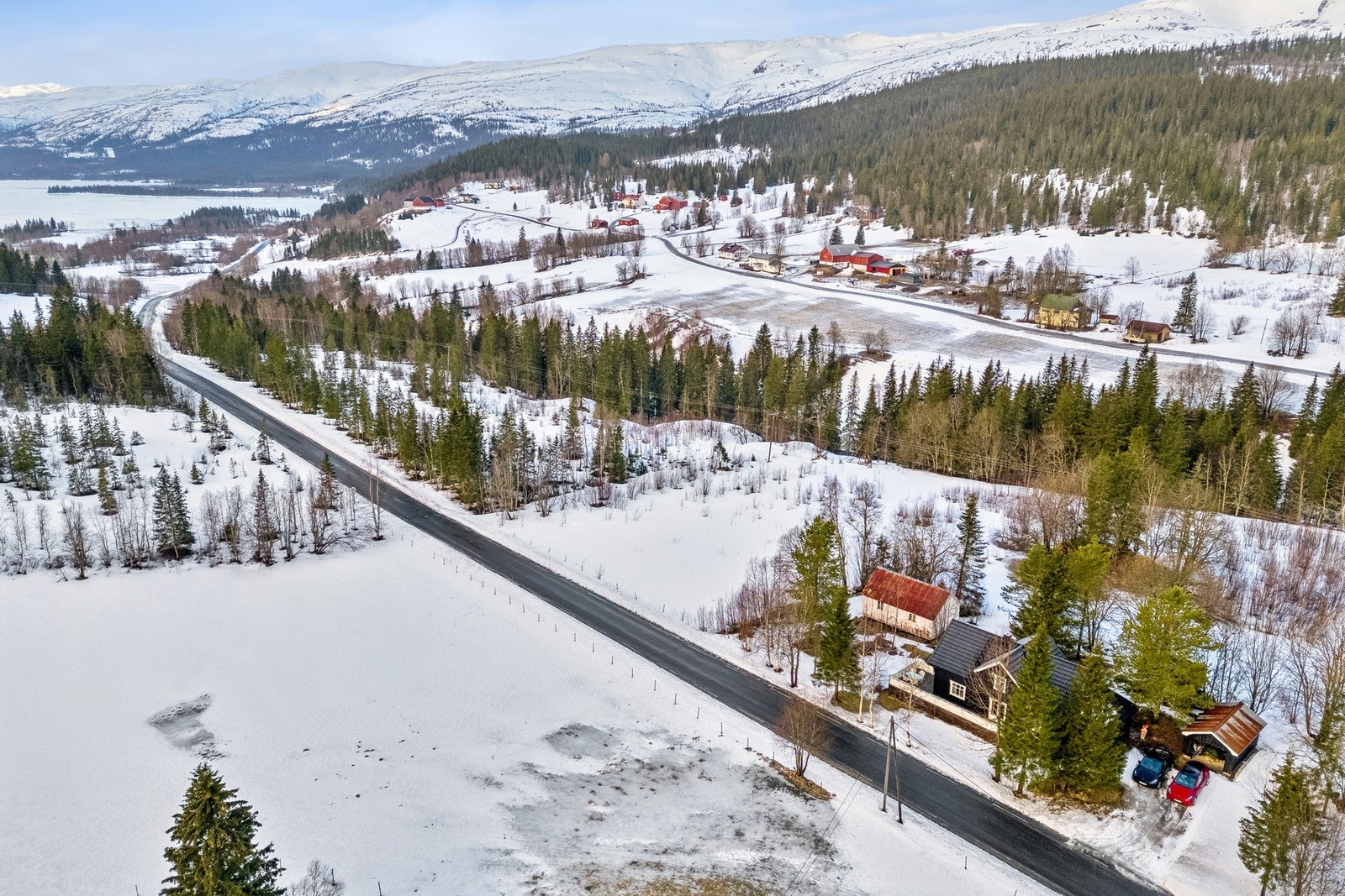 Kort vei til innsjø med fiskemuligheter, strand med bademuligheter, lysløype og butikk. Galleribilde