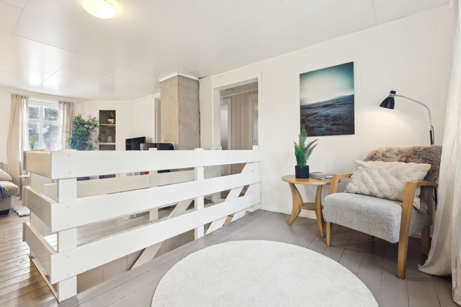 På loftet er det gang, loftstue, toalettrom, samt tre soverom. Galleribilde