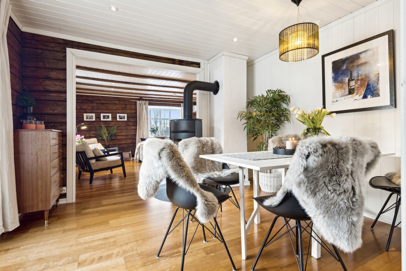 Boligen varmes opp med varmepumpe, vedfyring og varmekabler på bad. Galleribilde